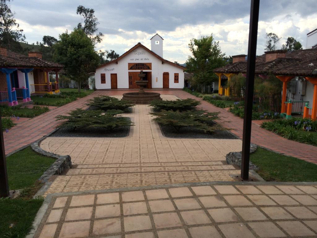 Hotel Termales El Otono à La Enea Extérieur photo View of the main square in La Capilla
